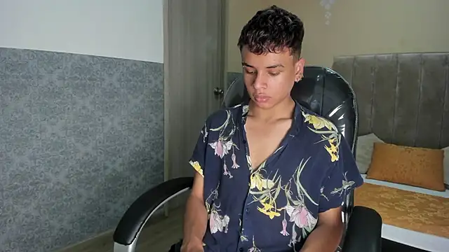 Snapshot of Xavier_Fox___ chatting on 02-25-26, 08:51 Xavier Fox online show from 02-25-26, 08:51