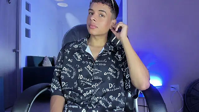 Snapshot of Xavier_Fox___ chatting on 02-27-26, 03:45 Xavier Fox online show from 02-27-26, 03:45