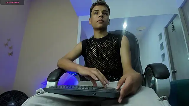 Snapshot of Xavier_Fox___ chatting on 03-12-26, 07:53 Xavier Fox online show from 03-12-26, 07:53