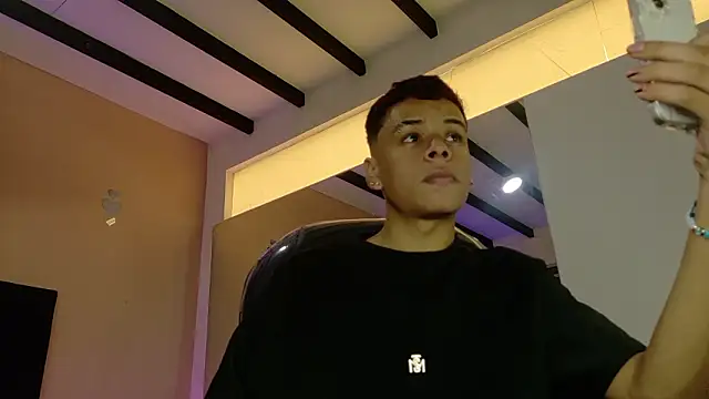 Snapshot of Xavier_Fox___ chatting on 03-17-26, 08:01 Xavier Fox online show from 03-17-26, 08:01