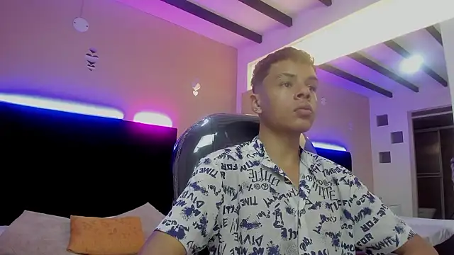 Snapshot of Xavier_Fox___ chatting on 03-18-26, 07:39 Xavier Fox online show from 03-18-26, 07:39