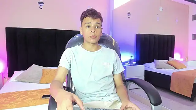 Snapshot of Xavier_Fox___ chatting on 03-25-26, 07:42 Xavier Fox online show from 03-25-26, 07:42