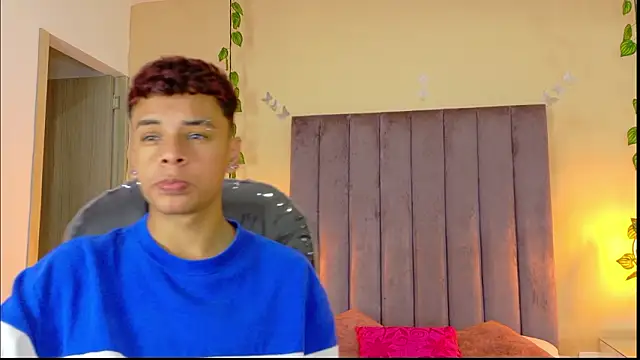 Snapshot of Xavier_Fox___ chatting on 03-27-26, 07:35 Xavier Fox online show from 03-27-26, 07:35