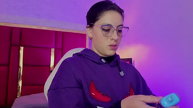 Snapshot of moon_winy chatting on 04-17-26, 11:46 moon winy online show from 04-17-26, 11:46
