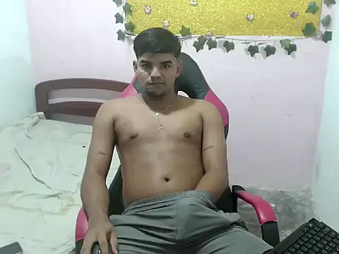 Snapshot of Charly_22cm chatting on 10-18-25, 03:53 Charly 22cm online show from 10-18-25, 03:53