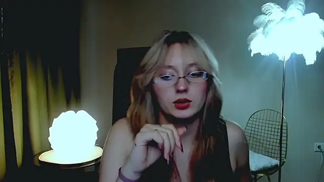 Snapshot of ScarlettScril chatting on 10-20-25, 06:25 ScarlettScril online show from 10-20-25, 06:25