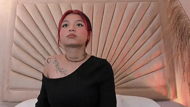 Snapshot of Emma_duff chatting on 10-30-25, 12:17 Emma duff online show from 10-30-25, 12:17