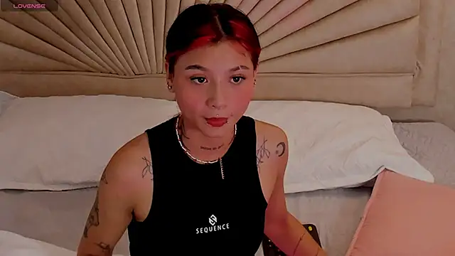 Snapshot of Emma_duff chatting on 12-17-25, 12:44 Emma duff online show from 12-17-25, 12:44