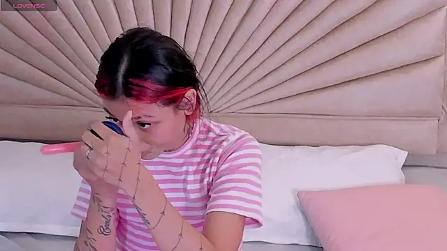 Snapshot of Emma_duff chatting on 12-19-25, 12:12 Emma duff online show from 12-19-25, 12:12