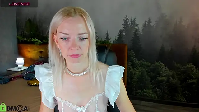 Snapshot of _Keetti_ chatting on 10-22-25, 12:55 Keetti online show from 10-22-25, 12:55