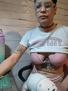 Snapshot of Natimiau chatting on 10-28-25, 04:53 Natimiau online show from 10-28-25, 04:53