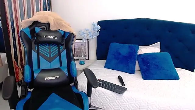 Snapshot of Scarlett_Glows1 chatting on 10-22-25, 07:57 Scarlett Glows1 online show from 10-22-25, 07:57