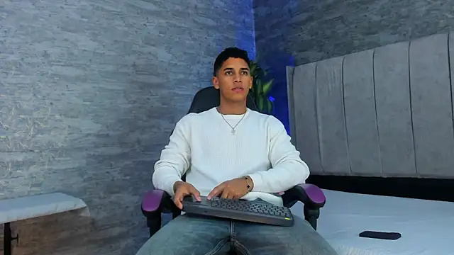Snapshot of Zayne_cross chatting on 10-17-25, 05:43 Zayne cross online show from 10-17-25, 05:43