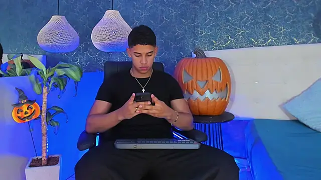 Snapshot of Zayne_cross chatting on 10-18-25, 05:21 Zayne cross online show from 10-18-25, 05:21