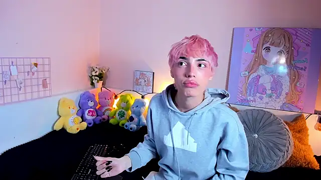 Strawberry Kitty  online show from 10-19-25, 04:02