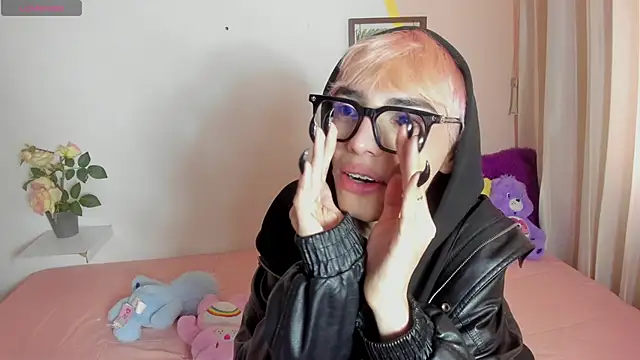 Strawberry Kitty  online show from 11-12-25, 02:17