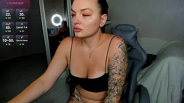 Snapshot of LeyaKale chatting on 10-25-25, 01:35 LeyaKale online show from 10-25-25, 01:35