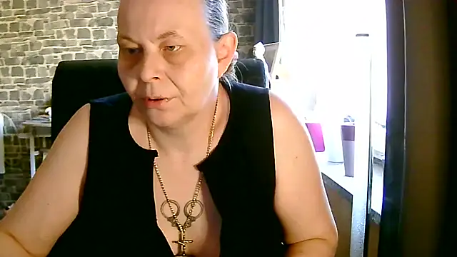 Snapshot of Diamond_Bite chatting on 10-18-25, 01:34 Diamond Bite online show from 10-18-25, 01:34