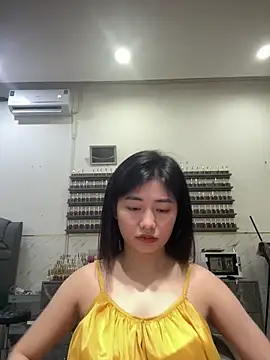 Snapshot of Yiyi_cute chatting on 10-17-25, 10:29 Yiyi cute online show from 10-17-25, 10:29