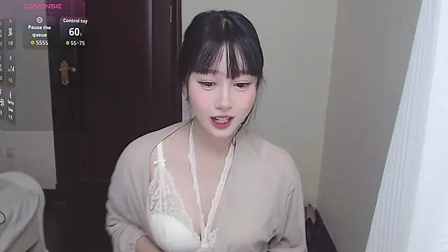 Snapshot of Xiaowen-wen chatting on 10-18-25, 12:06 Xiaowen-wen online show from 10-18-25, 12:06
