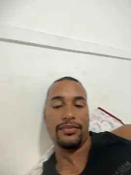 Snapshot of casalbrhot25 chatting on 10-26-25, 04:18 casalbrhot25 online show from 10-26-25, 04:18