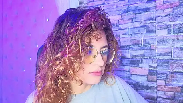 EmiliRouse  online show from 11-06-25, 04:02