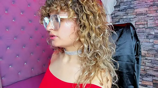 EmiliRouse  online show from 02-01-26, 02:43