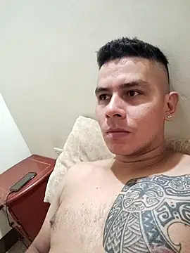 Snapshot of gigant_boy00 chatting on 10-27-25, 01:53 gigant boy00 online show from 10-27-25, 01:53