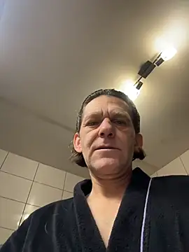 Snapshot of kon77777 chatting on 11-25-25, 03:39 kon77777 online show from 11-25-25, 03:39