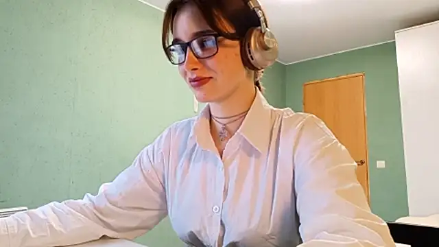 Snapshot of IcyKleys chatting on 10-19-25, 12:39 IcyKleys online show from 10-19-25, 12:39