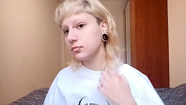 Snapshot of VetaBeghtol chatting on 10-31-25, 12:06 VetaBeghtol online show from 10-31-25, 12:06