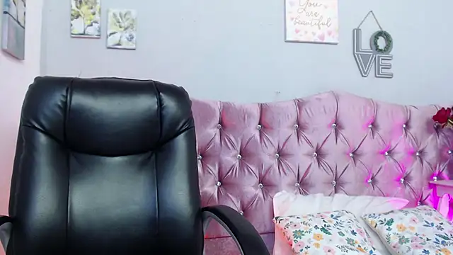 Snapshot of The_Latin_Lover chatting on 10-20-25, 02:06 The Latin Lover online show from 10-20-25, 02:06