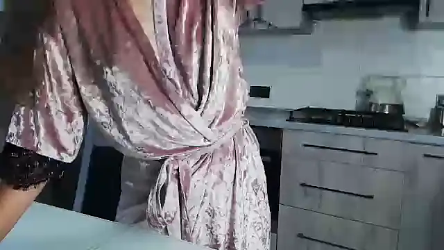 Snapshot of MilenaRossa chatting on 10-25-25, 12:13 MilenaRossa online show from 10-25-25, 12:13