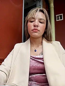 Snapshot of celeste_83 chatting on 10-24-25, 03:30 celeste 83 online show from 10-24-25, 03:30