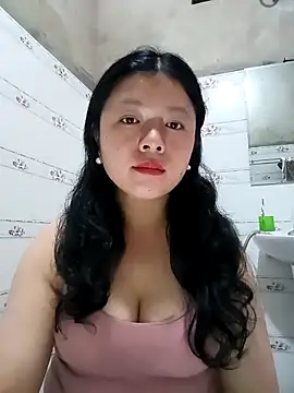 Snapshot of lisa-bae00 chatting on 02-13-26, 12:01 lisa-bae00 online show from 02-13-26, 12:01