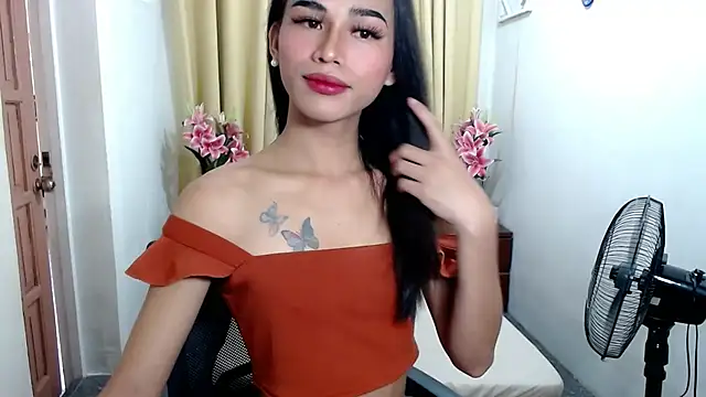 Snapshot of BelLicious4u chatting on 10-22-25, 04:02 BelLicious4u online show from 10-22-25, 04:02