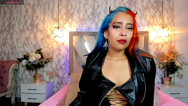 Snapshot of Cristall_ravven chatting on 10-21-25, 02:18 Cristall ravven online show from 10-21-25, 02:18