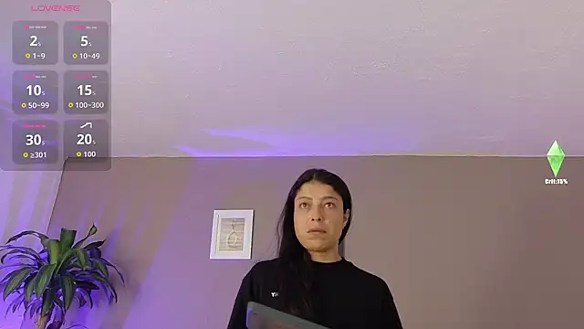 Snapshot of RoxaneMilf chatting on 10-21-25, 01:01 RoxaneMilf online show from 10-21-25, 01:01