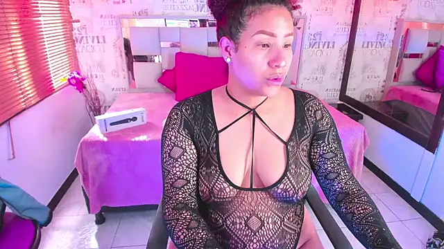 Snapshot of ROZZE_MILA chatting on 02-28-26, 01:23 ROZZE MILA online show from 02-28-26, 01:23