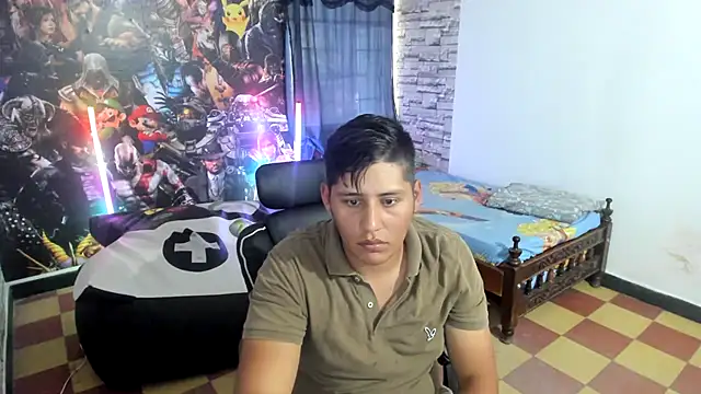 Snapshot of maiker_lozano_ chatting on 10-23-25, 05:55 maiker lozano  online show from 10-23-25, 05:55