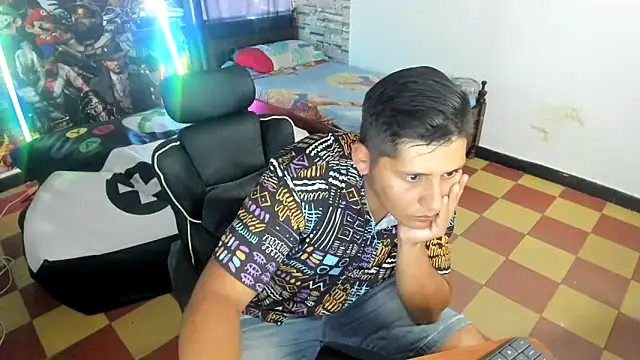 Snapshot of maiker_lozano_ chatting on 10-24-25, 06:04 maiker lozano  online show from 10-24-25, 06:04