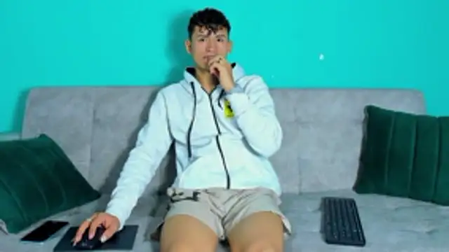 Nicolas Torres  online show from 11-23-25, 05:18