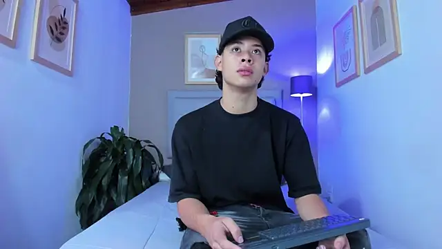 Snapshot of ApoloRicci chatting on 10-27-25, 07:18 ApoloRicci online show from 10-27-25, 07:18