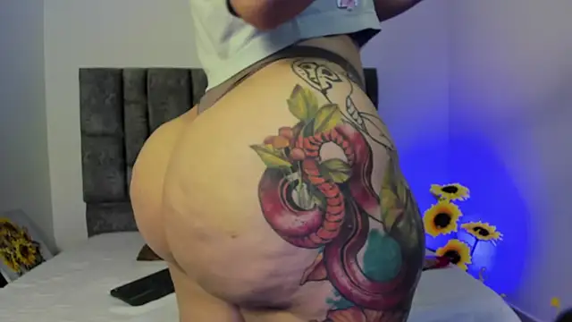 Snapshot of miah_storm chatting on 10-23-25, 05:29 miah storm online show from 10-23-25, 05:29