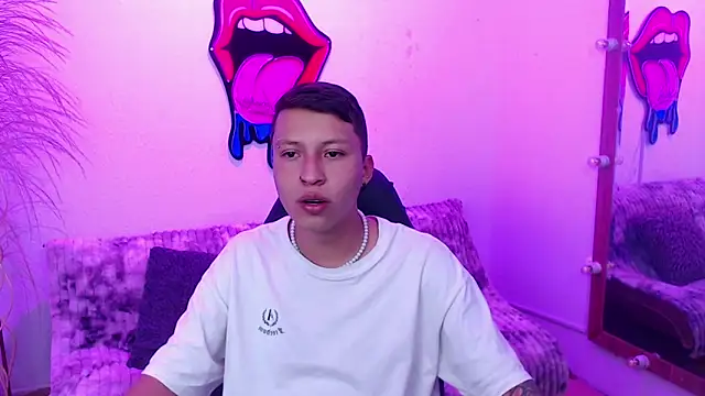 Snapshot of Martin_West chatting on 10-22-25, 01:17 Martin West online show from 10-22-25, 01:17