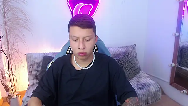 Snapshot of Martin_West chatting on 10-22-25, 11:48 Martin West online show from 10-22-25, 11:48