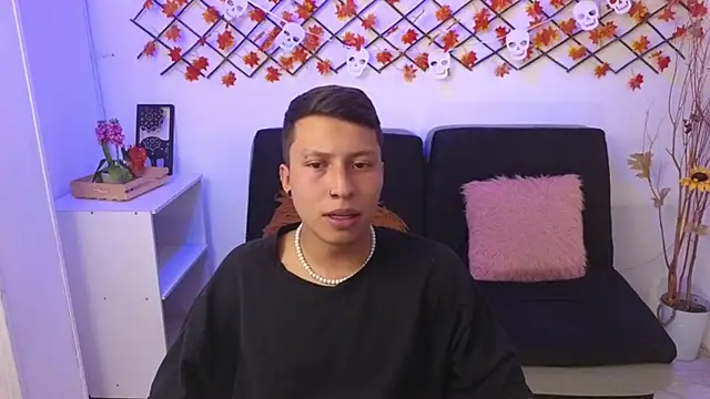 Snapshot of Martin_West chatting on 10-23-25, 11:46 Martin West online show from 10-23-25, 11:46