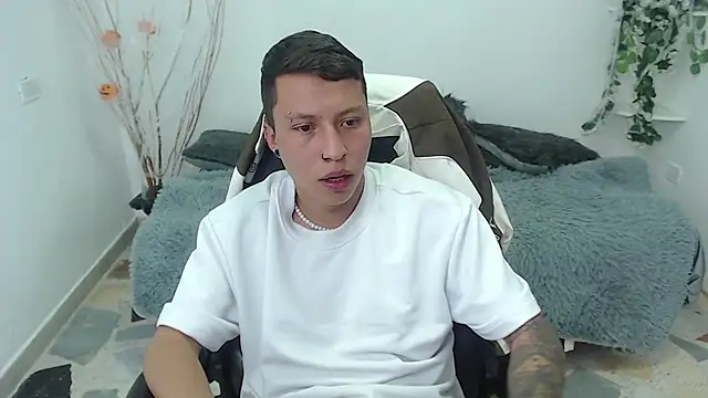 Snapshot of Martin_West chatting on 10-25-25, 04:13 Martin West online show from 10-25-25, 04:13