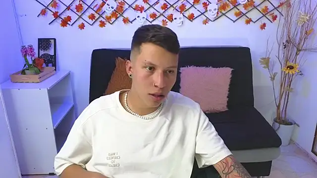 Snapshot of Martin_West chatting on 10-27-25, 11:31 Martin West online show from 10-27-25, 11:31