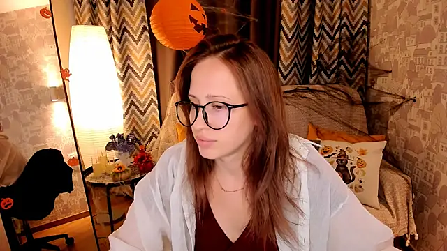 Snapshot of _SilverMoon_ chatting on 10-23-25, 08:46 SilverMoon online show from 10-23-25, 08:46